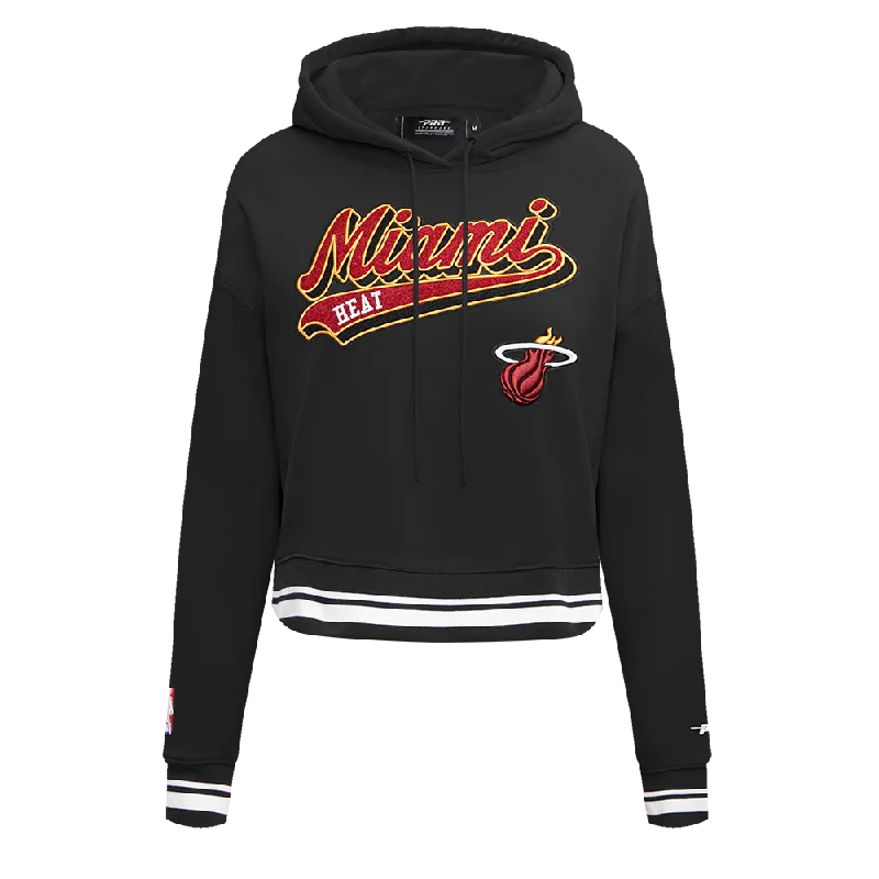SUDADERA NBA MIAMI HEAT SCRIPT TAIL RIB FLC CROPPED PO HOODIE PARA MUJER Hoodie with Monochrome Minimalist Simple SUDADERA NBA MIAMI HEAT SCRIPT TAIL RIB FLC CROPPED PO HOODIE PARA MUJER Hoodie with Monochrome Minimalist Simple