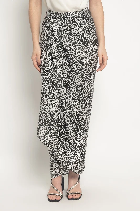 Pulo Batik Lilit Skirt in Black White summer skirt style
